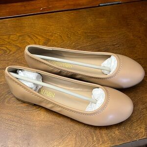 Brand New Dream Pairs Size 6 tan flats
